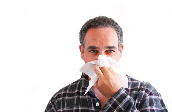 Άνθρωπος με κρύο που φυσούν τη μύτη — Φωτογραφία Αρχείου
