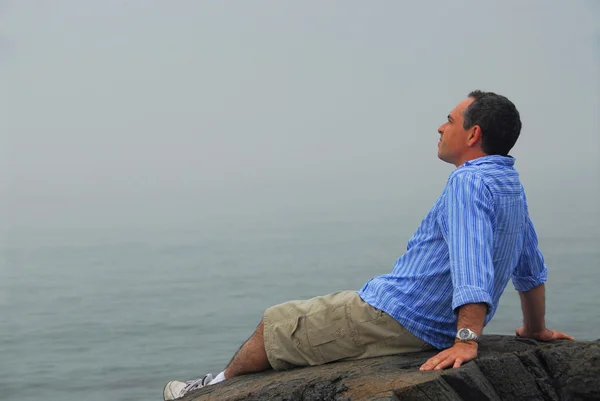 Чоловік дивиться туман — стокове фото