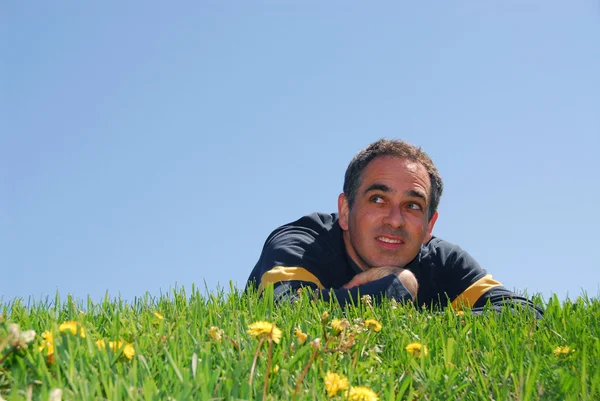 Человек на траве — стоковое фото