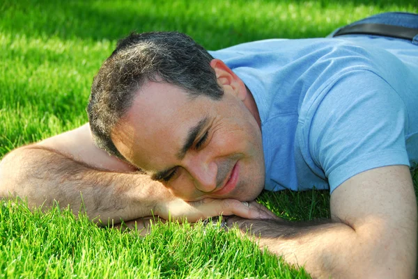 Людина на траві — стокове фото