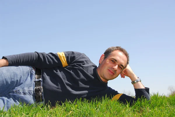 남자 잔디 하늘 — 스톡 사진