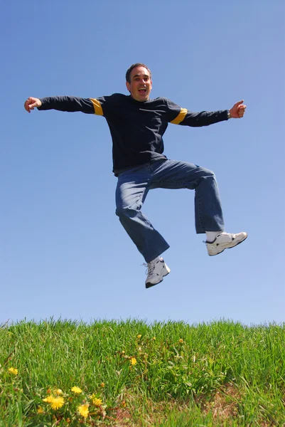 행복 한 남자 점프 — 스톡 사진