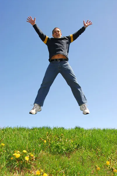 Hombre saltando feliz — Foto de Stock