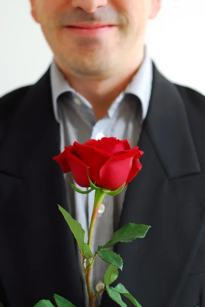 Άνθρωπος κόκκινο τριαντάφυλλο — Φωτογραφία Αρχείου