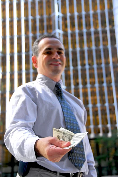 Podnikatel nabízejí peníze — Stock fotografie