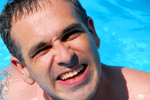 Muž plavání bazén — Stock fotografie