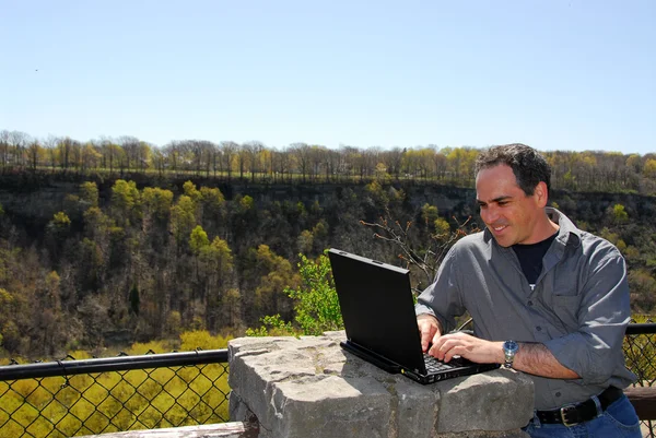 Hombre sonriente trabajando al aire libre —  Fotos de Stock
