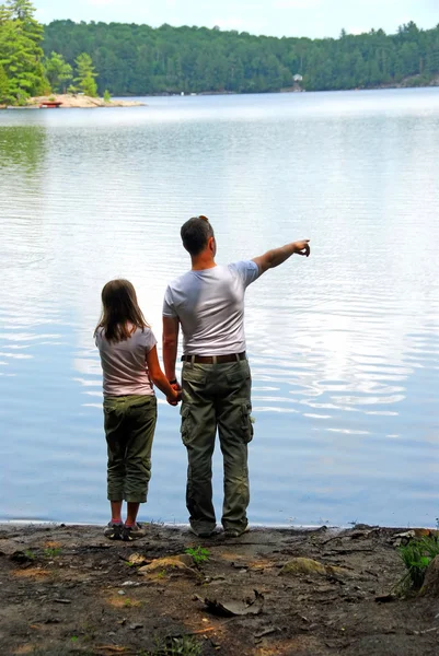 Father daughter lake — Stock Photo, Image