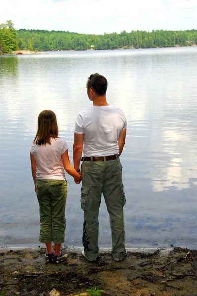 Father daughter lake — Stock Photo, Image