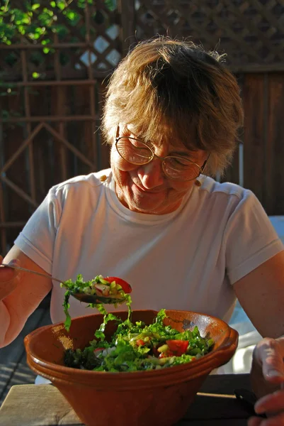 Comer mulher idosa — Fotografia de Stock