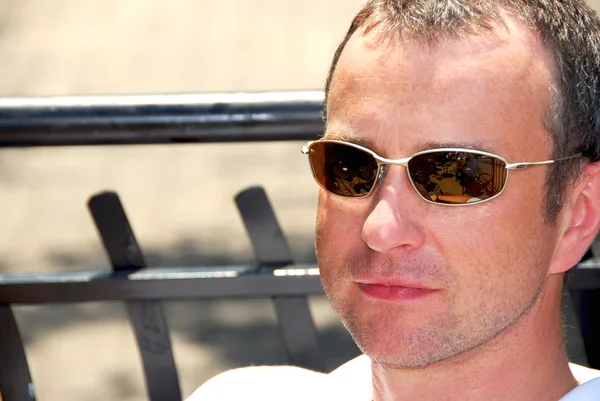 Homem usando óculos de sol no café ao ar livre — Fotografia de Stock