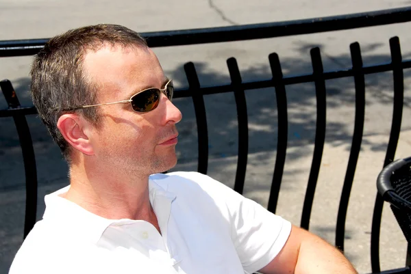 Man bär solglasögon i utomhuskaféet — Stockfoto