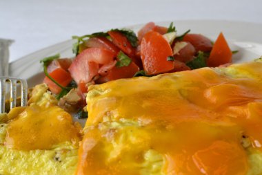 Peynirli omlet / domates salatası