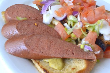 Sosis Fransız ekmeği/salata üzerinde