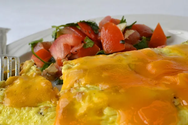 Peynirli omlet / domates salatası — Stok fotoğraf