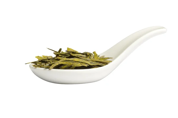 Cuchara con hojas largas té verde suelto, aislado — Foto de Stock