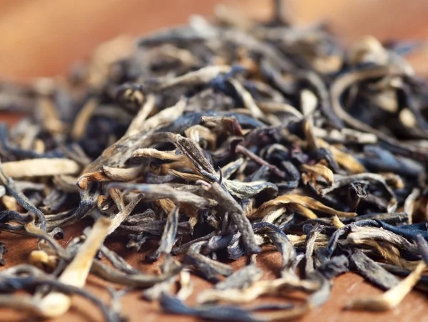 Μαύρο χαλαρά ξηρό τσάι "Γιουνάν", ρηχό εστίαση, νεκρές φύσεις — Φωτογραφία Αρχείου