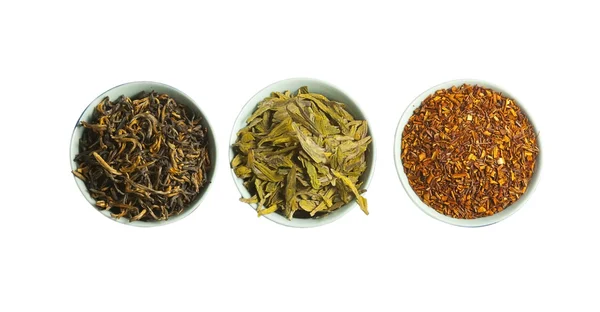 Набор из красного, зеленого и черного сухого чая, изолированный — стоковое фото
