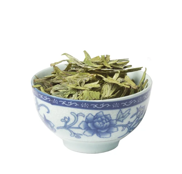 Tigela com chá seco verde solto, isolado — Fotografia de Stock