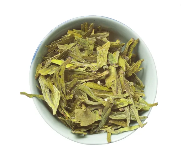Tigela com chá seco verde solto, isolado — Fotografia de Stock