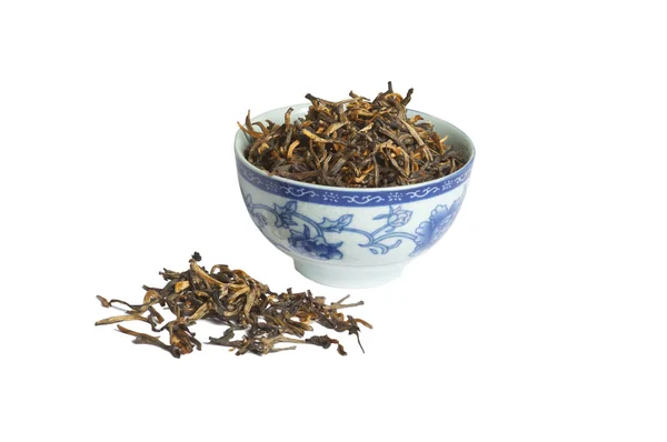 Té negro hojas de té secas sueltas en un tazón, aislado — Foto de Stock