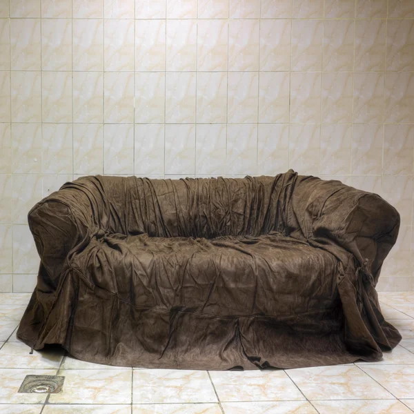 Stará hnědá textilní gauč v koupelně — Stock fotografie