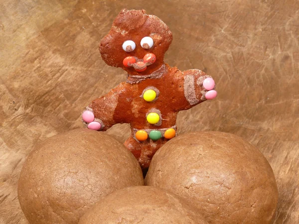 Gingerbread men and gingerbread dough balls — Stock Photo, Image