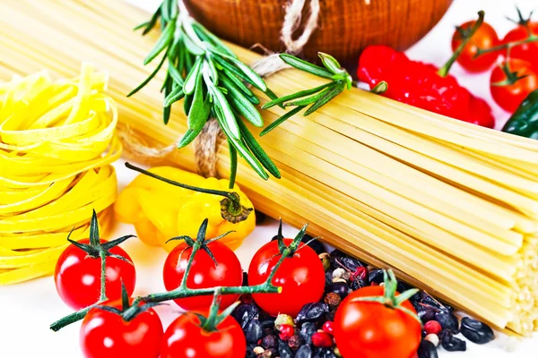Die Zusammensetzung der Pasta und des Gemüses auf weißem Hintergrund — Stockfoto