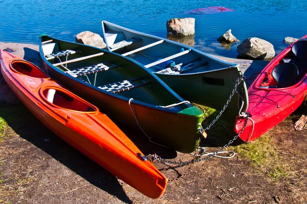 Färgglada kanoter — Stockfoto