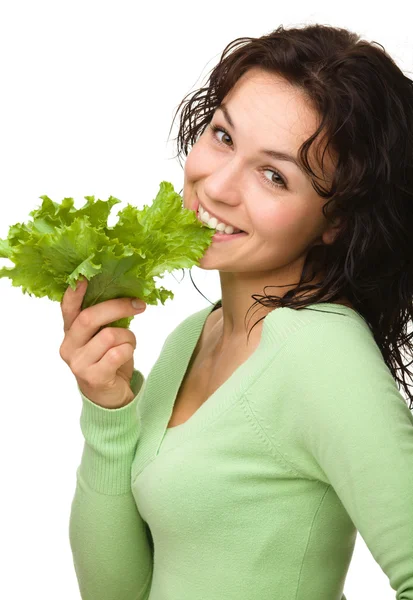 Schönes junges Mädchen mit grünem Salatblatt — Stockfoto