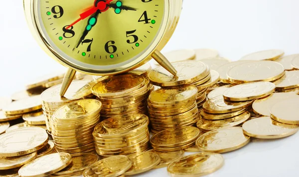 Tempo é dinheiro - mostrador do relógio e moedas de ouro — Fotografia de Stock
