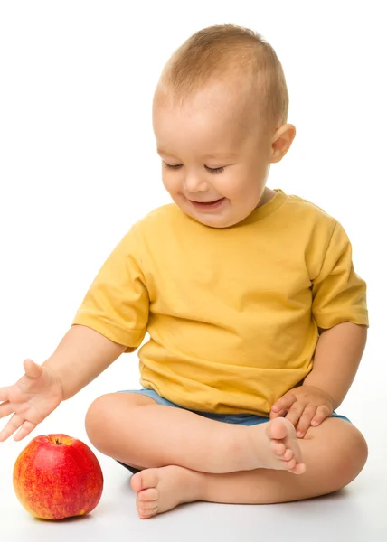 Fröhlicher kleiner Junge mit rotem Apfel — Stockfoto