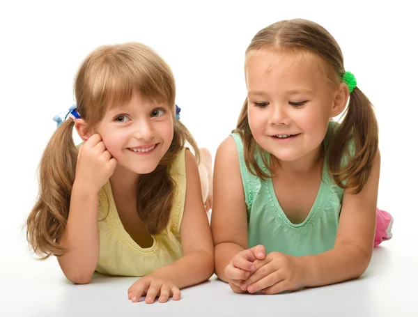 Две маленькие девочки - лучшие друзья — стоковое фото