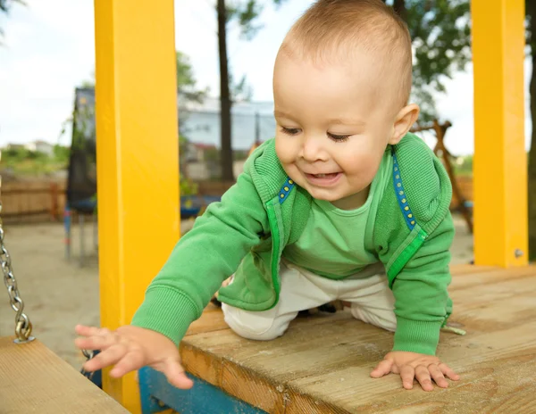 小さな男の子が遊び場で遊んでいます。 — ストック写真