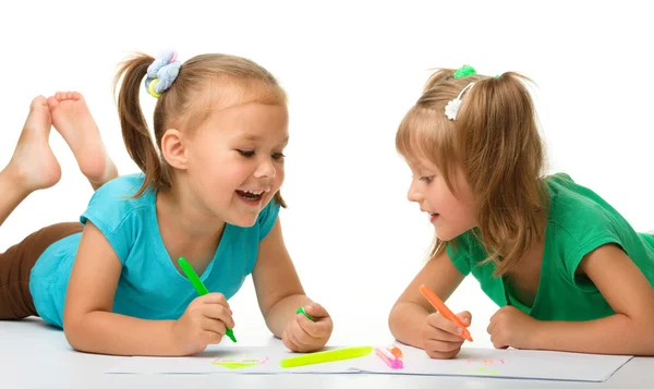 Dvě malé holčičky kreslení se značkami — Stock fotografie