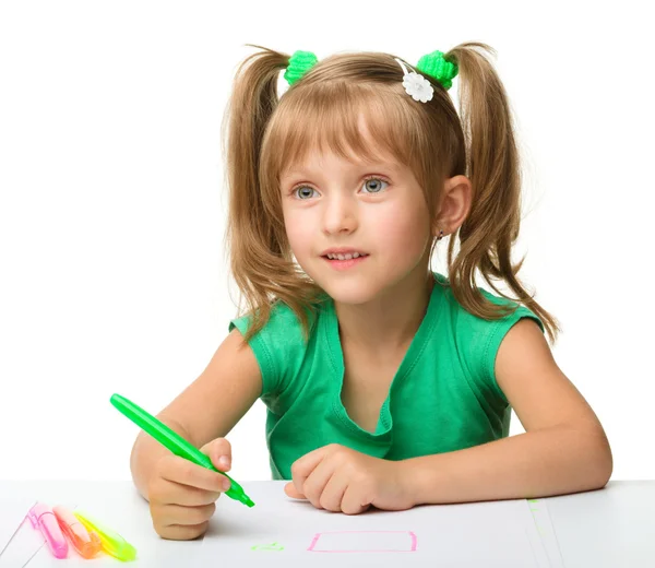 Roztomilá holčička kreslí se značkami — Stock fotografie