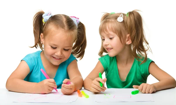 Две маленькие девочки рисуют маркерами — стоковое фото