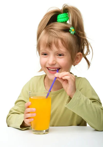 Linda niña está bebiendo jugo de naranja — Foto de Stock
