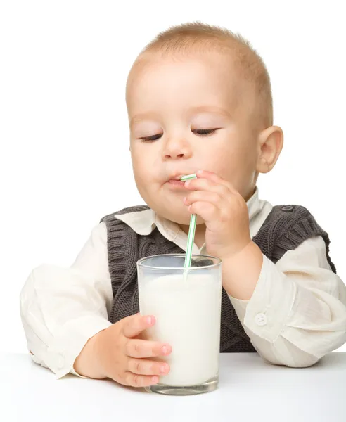 Χαριτωμένο μικρό αγόρι είναι πόσιμο γάλα — Φωτογραφία Αρχείου