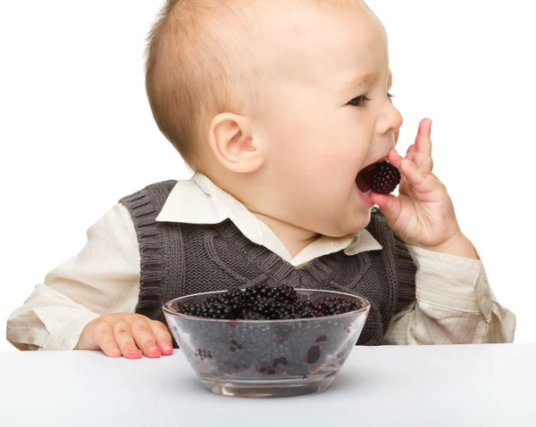 Le petit garçon mange de la mûre — Photo