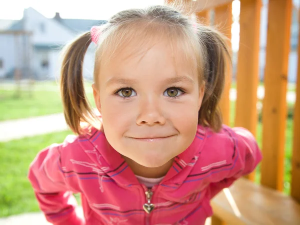 Menina bonito no parque infantil — Fotografia de Stock