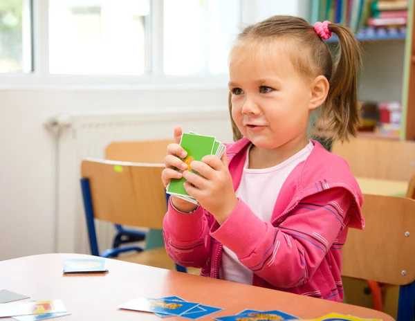 Menina bonito está jogando com cartões educativos — Fotografia de Stock