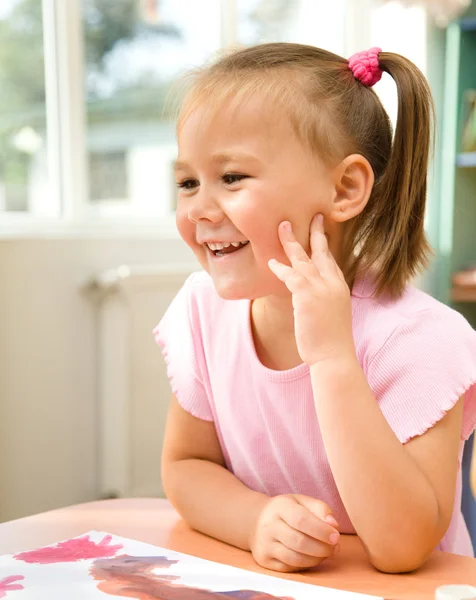 Kleines Mädchen spielt mit Farben — Stockfoto