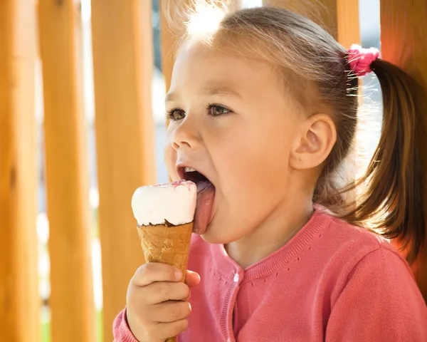 La bambina sta mangiando il gelato. — Foto Stock
