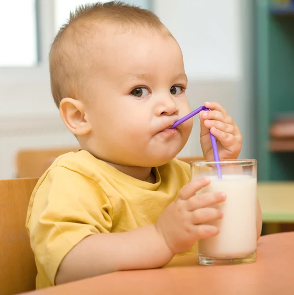 Kleine jongen drinkt melk. — Stockfoto