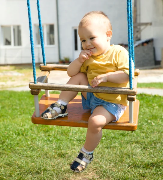 Ładny chłopczyk na swing — Zdjęcie stockowe