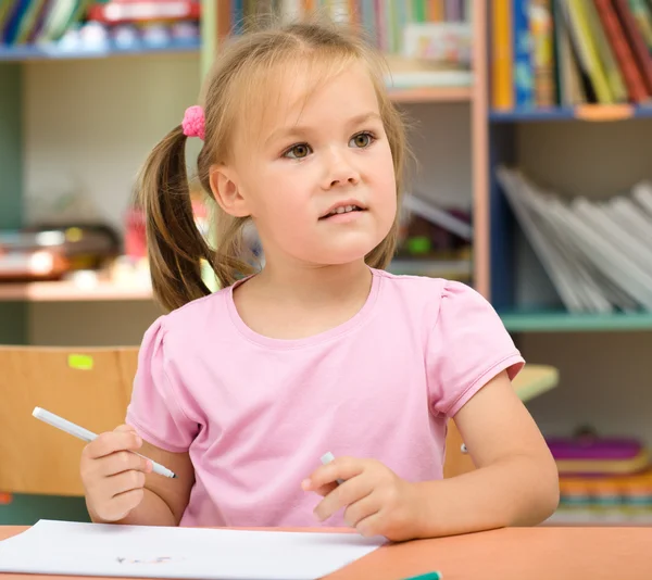 Kleines Mädchen zeichnet mit Filzstift — Stockfoto