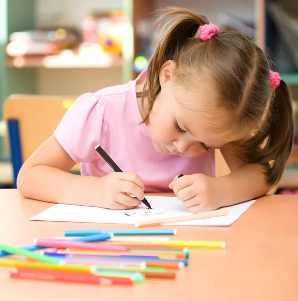 Küçük kız keçeli kalemle çizim — Stok fotoğraf