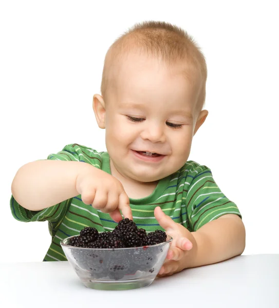 性格开朗的小男孩吃黑莓 — 图库照片