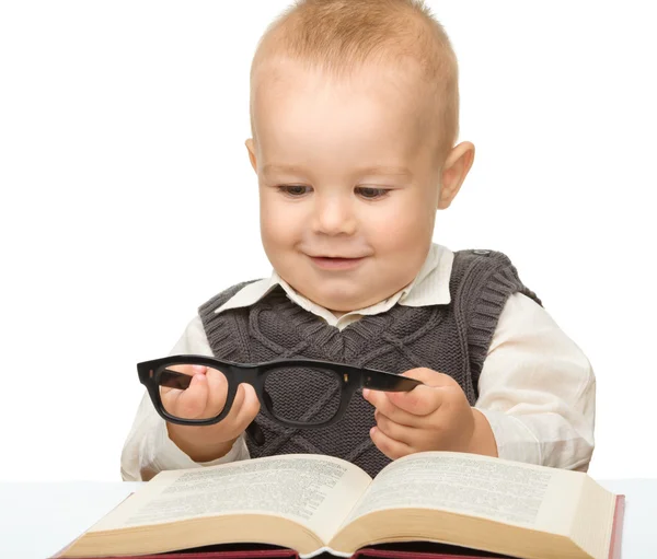 Weinig kinderspel met boek en glazen — Stockfoto
